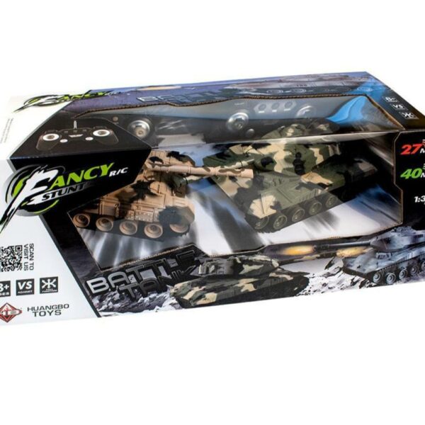 دبابتين حربيتين مع جهازين تحكم